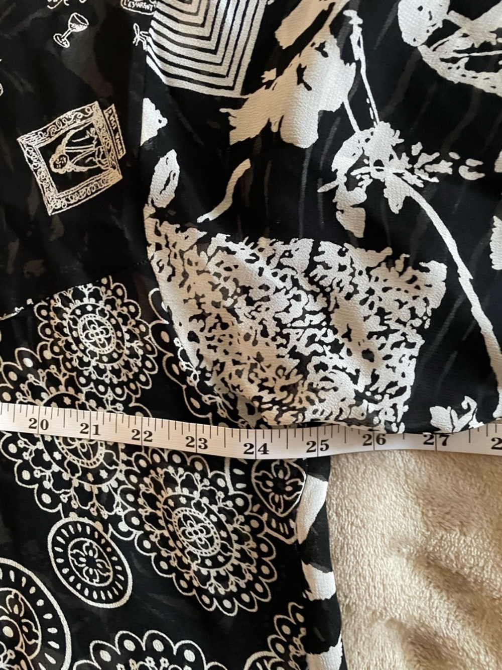 Women’s Geometric Black & White Printed 100% Silk Button Cardigan Shrug Jacket. - Picture 6 of 7